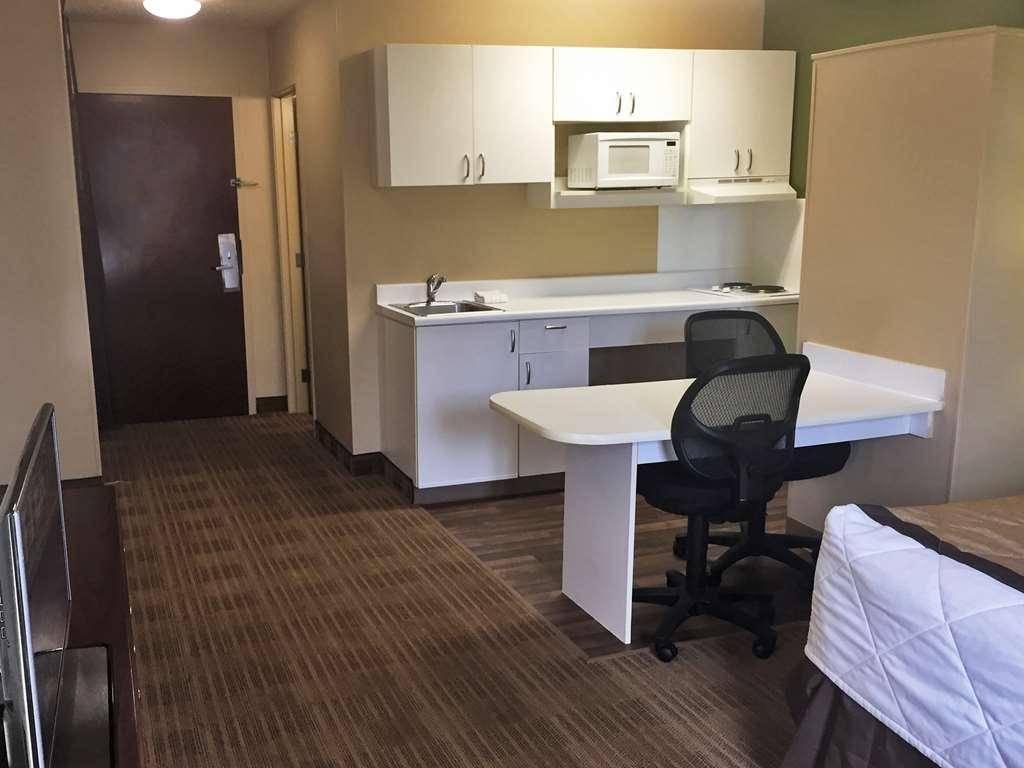 Extended Stay America Select Suites - Chicago - Даунърс Гроув Стая снимка