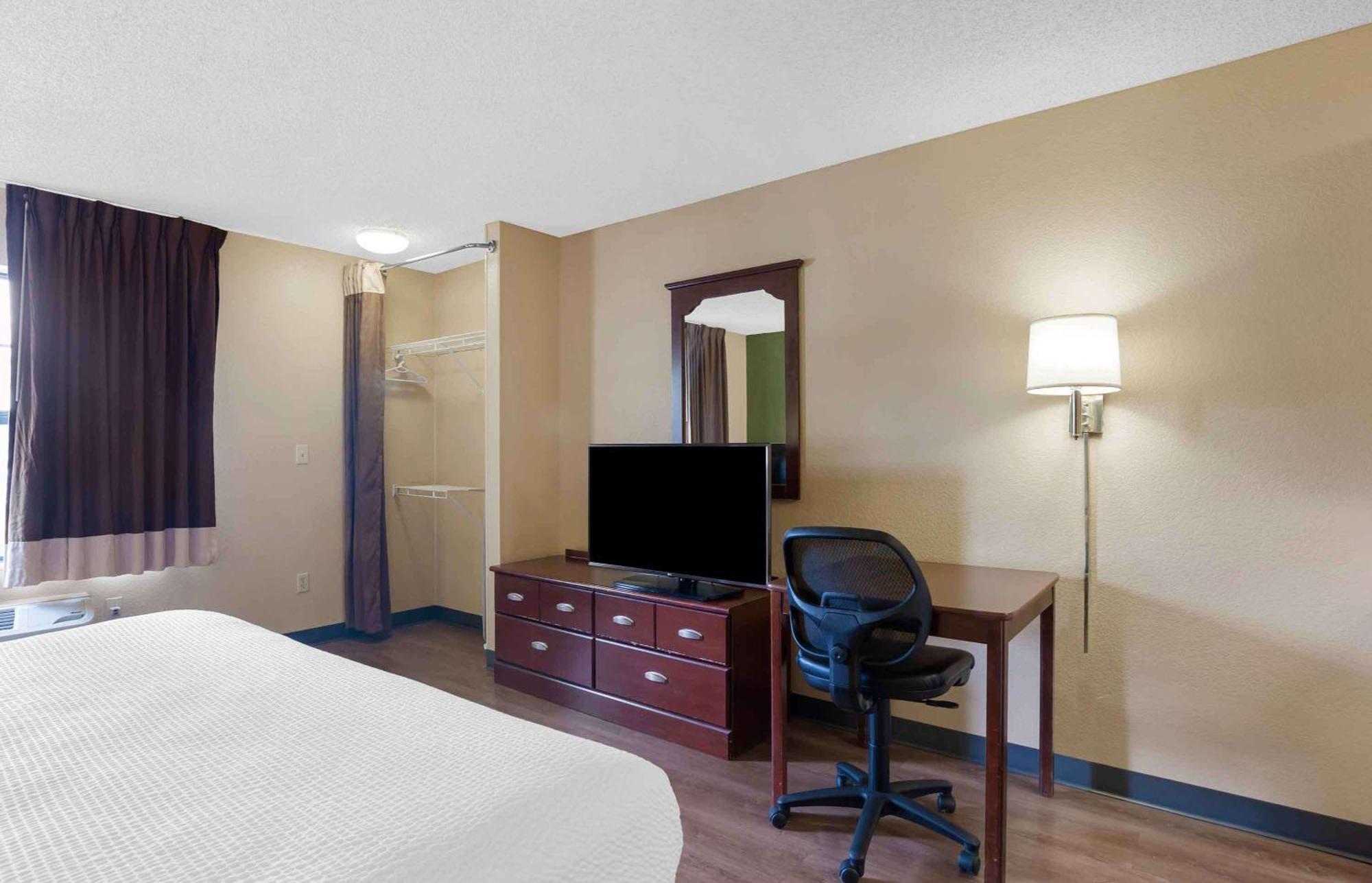 Extended Stay America Select Suites - Chicago - Даунърс Гроув Екстериор снимка
